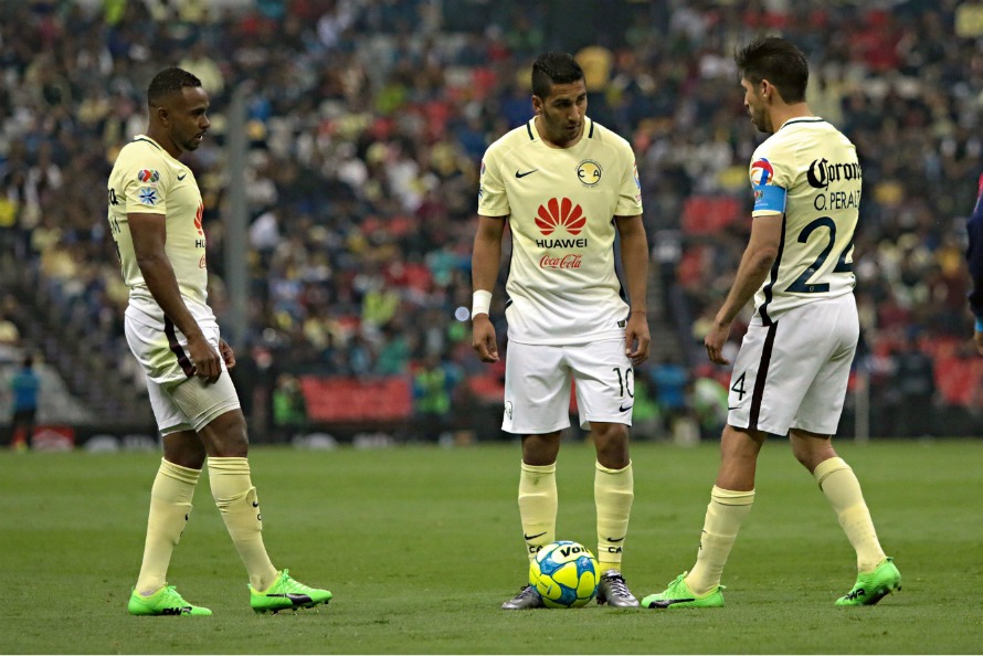 Da Silva, Domínguez y Peralta durante el encuentro contra Puebla