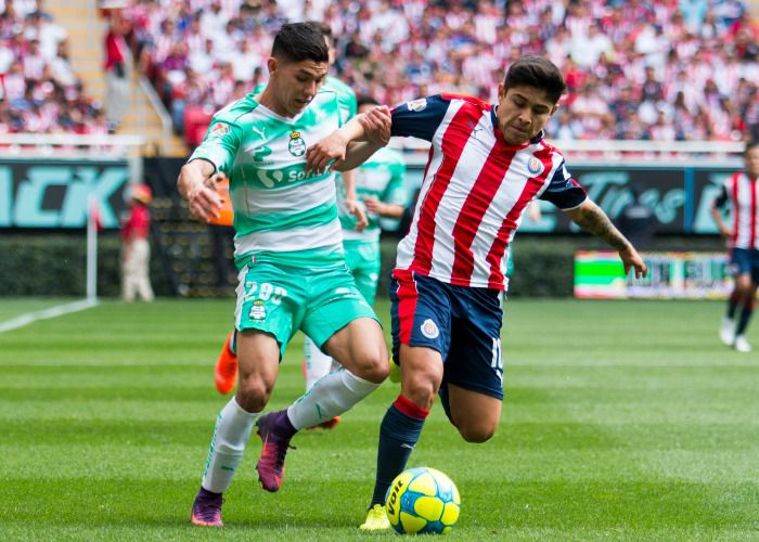 Javier López conduce el balón en el partido contra Santos