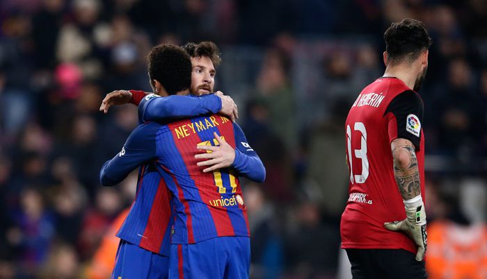 Messi y Neymar celebran una anotación con el Barcelona