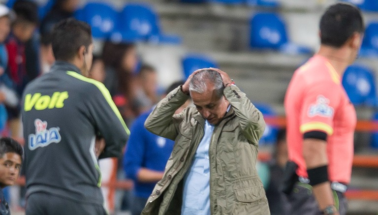 Sergio Bueno se lamenta en un partido de Cruz Azul