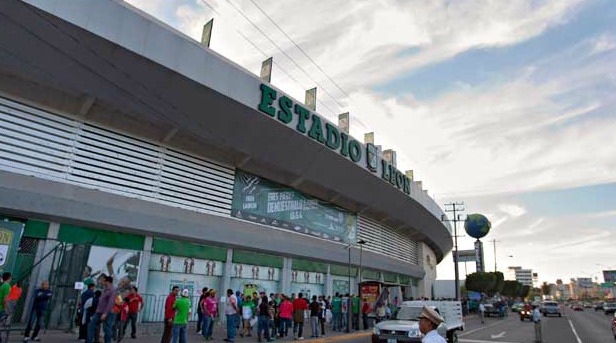 La fachada del estadio Léon previo a un juego de La Fiera