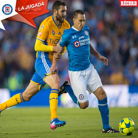 Christian Giménez le quita el balón a Gignac en el encuentro entre Cruz Azul y Tigres