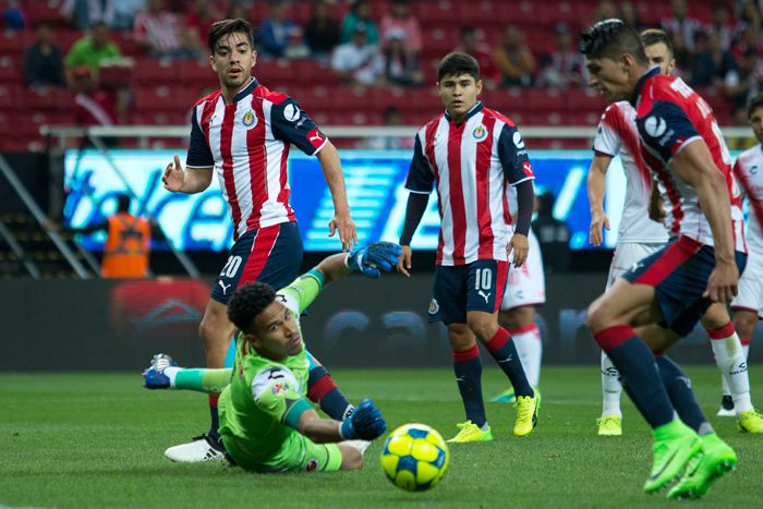 Pizarro u Pulido realizan una jugada en juego contra Veracruz