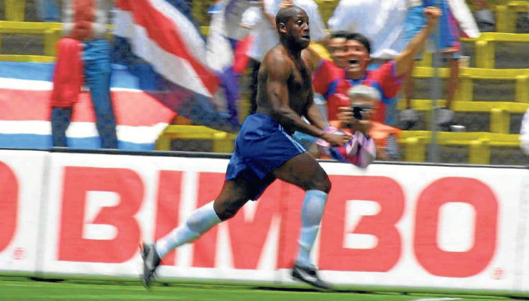 El jugador de Costa Rica corre en forma de festejo
