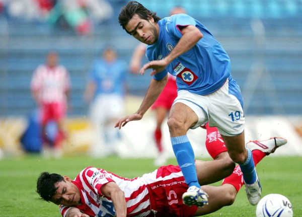 César Delgado durante el encuentro entre Cruz Azul y Necaxa del Clausura 2006