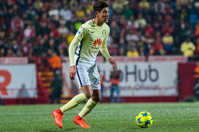 Edsón Álvarez domina el balón en el juego contra Tijuana