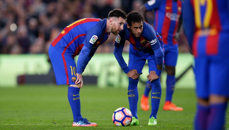 Neymar platica con Messi en el juego de Liga frente al Valencia