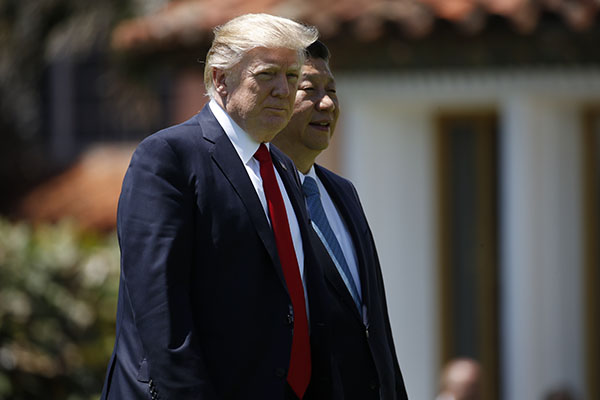 Trump camina junto al presidente de China por los jardines de la Casa Blanca