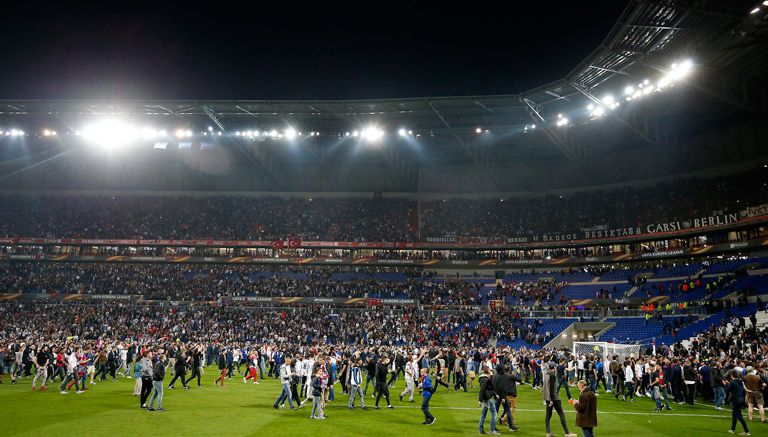 El estadio de Lyon fue invadido por los aficionados