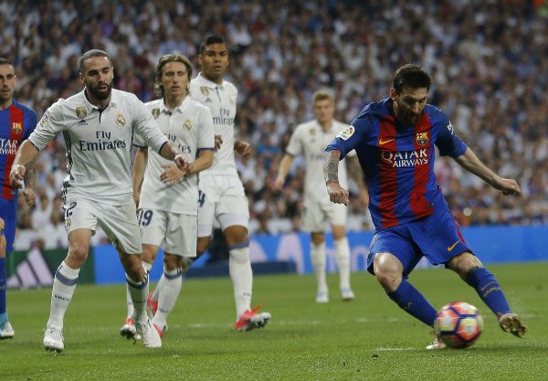 Messi intenta sacar un disparo en el Clásico Español