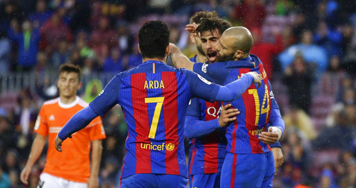 Jugadores del Barcelona celebran tanto contra Osasuna