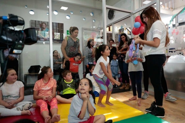 Espinosa juega con un grupo de pequeños de la Academia de Desarrollo Infantil