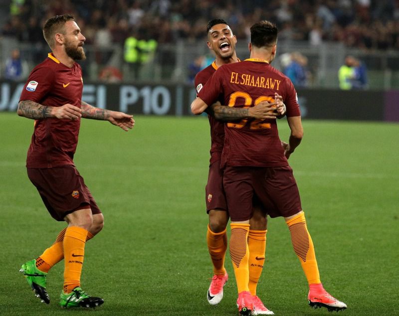 De Rossi y Emerson celebran con El Shaarawy un gol de la Roma