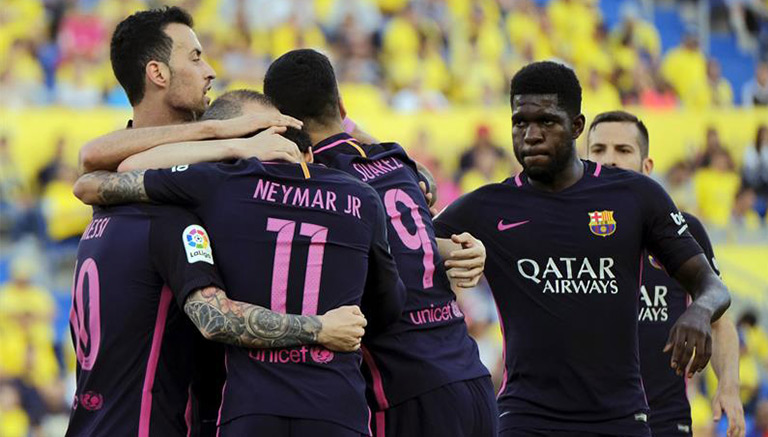 Jugadores de Barcelona festejan tras el gol