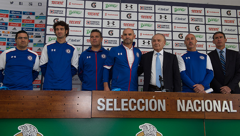 Paco Jémez (centro) es presentado con Cruz Azul