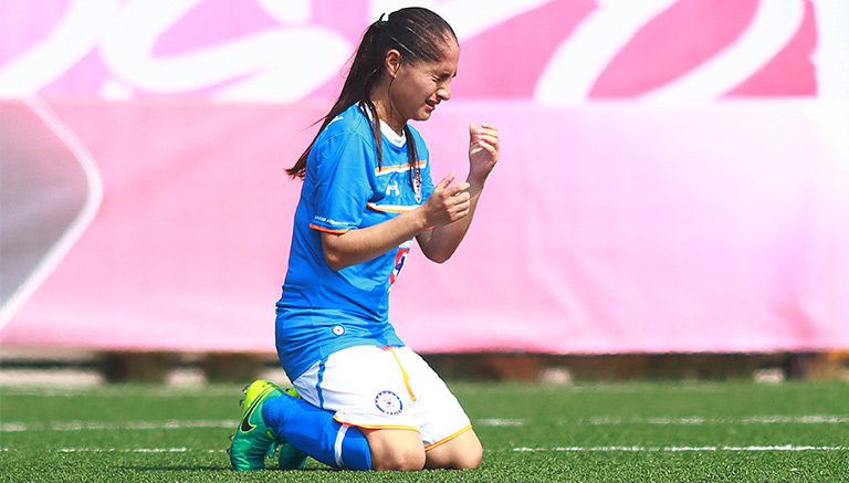 Jocelyn Gutiérrez llora tras la eliminación de Cruz Azul