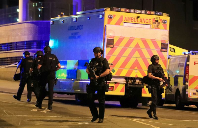 Policías se despliegan armados en las calles de Manchester