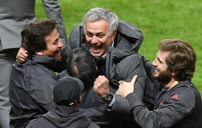 Mourinho celebra con su cuerpo técnico tras vencer al Ajax