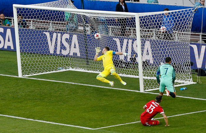 Cristiano Ronaldo remata para abrir el marcador frente a Rusia