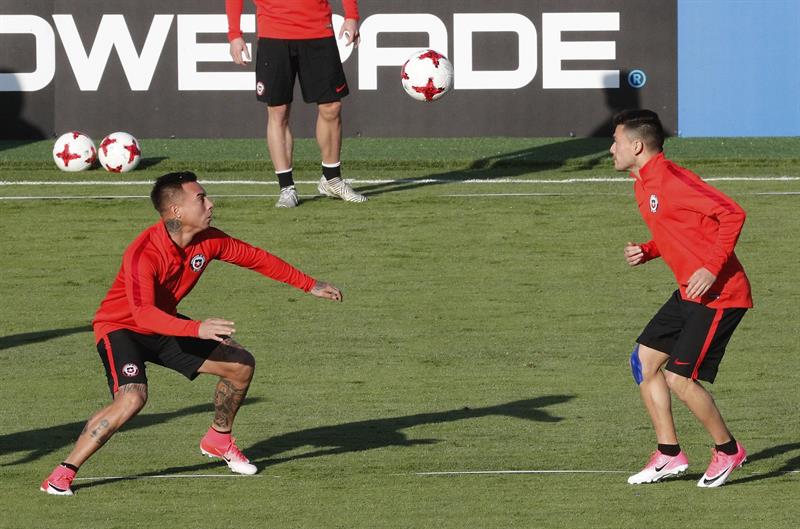 Jugadores chilenos durante un entrenamiento