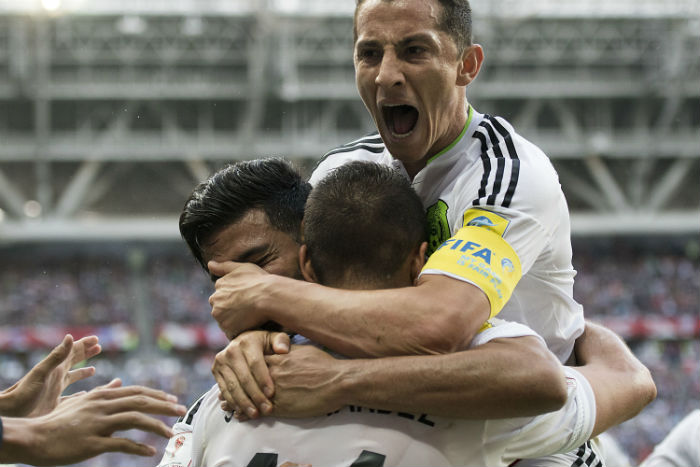 Andrés Guardado festeja un gol con sus compañeros