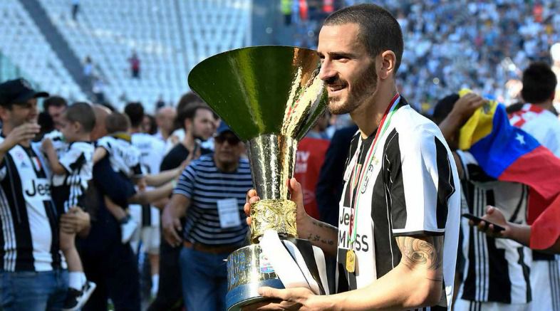El defensor italiano festeja un título de Serie A