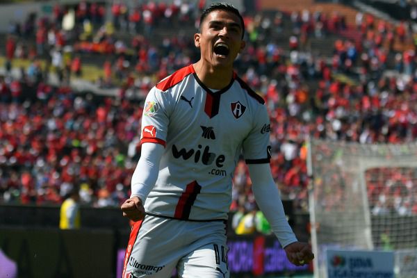 Luis Reyes grita un gol con el Atlas