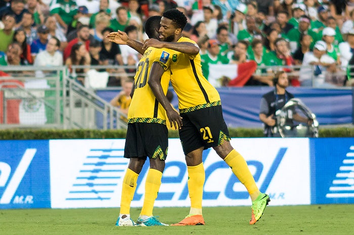 Jugadores de Jamaica festejan el gol contra el Tri