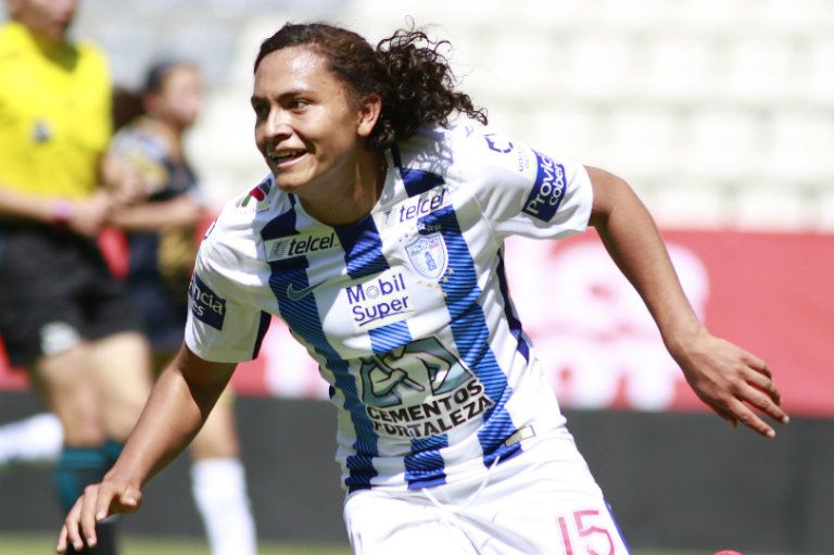 Berenice Muñoz festeja su gol contra Pumas 