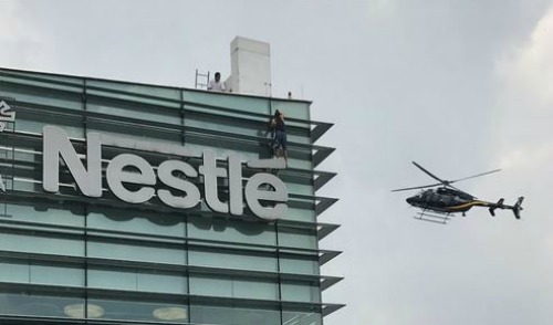 Helicóptero vigila al sujeto ruso que escaló edificio