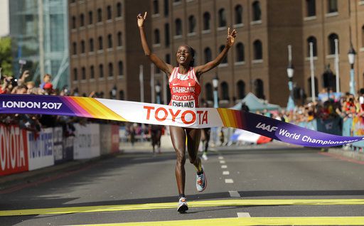 Chelimo festeja tras ganar el Maratón en Londres 2017