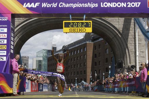 Kirui atraviesa la línea de meta del Maratón 