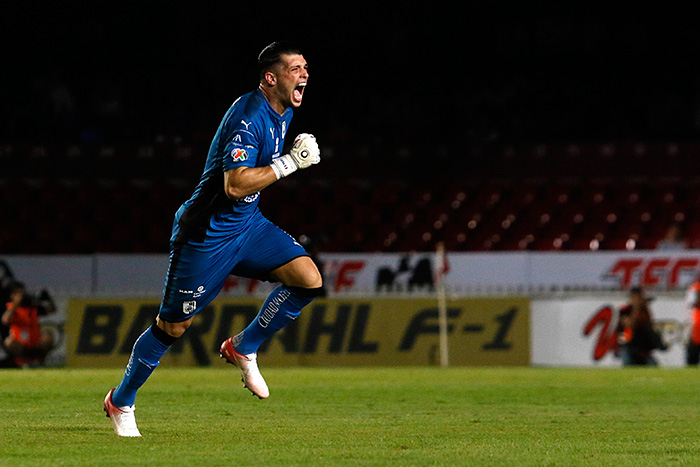 Tiago Volpi festeja después del gol de Villa