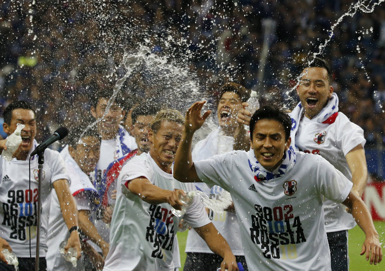 Los futbolistas de Japón festejan la calificación al Mundial