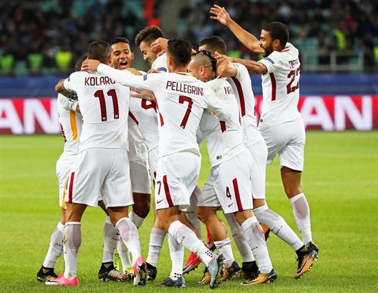 Jugadores de la Roma celebran en el estadio Baki de Bakú