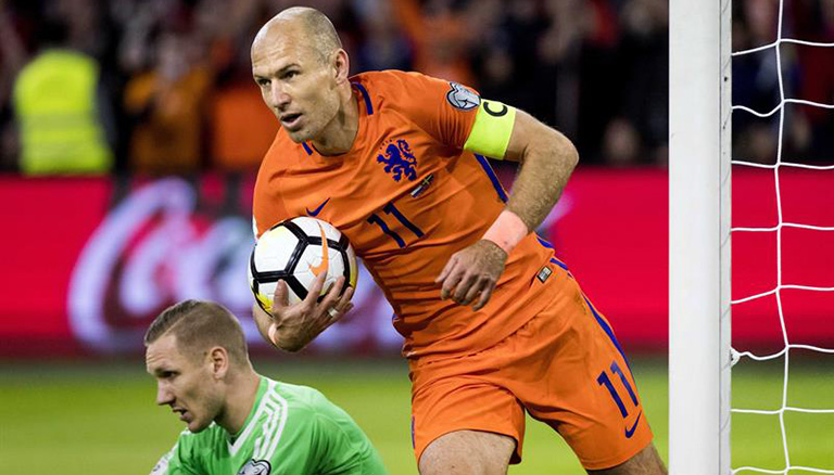 Robben toma el esférico tras marcar un tanto con Holanda
