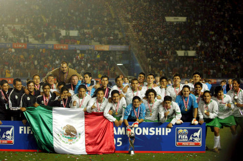 Los elementos del Tri Sub 17 celebran el título en el Estadio Nacional de Lima