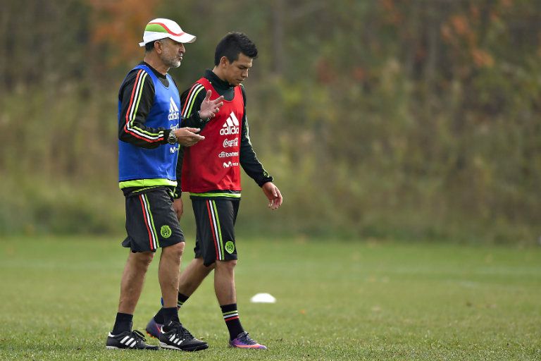 Juan Cralos Osorio habla con su pupilo durante un entrenamiento