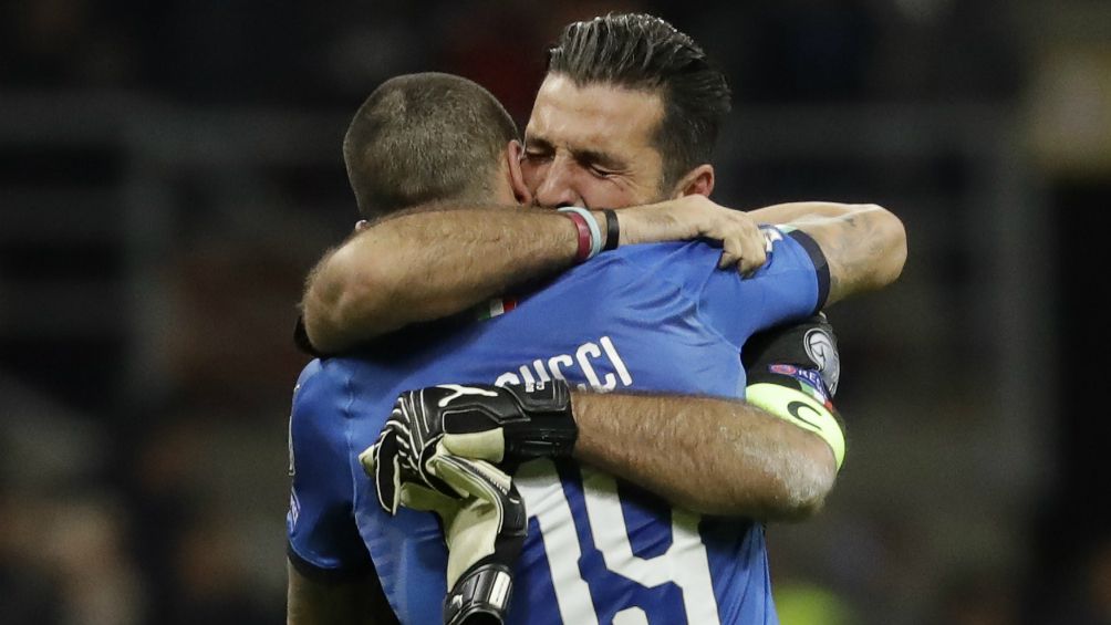 Buffon abraza a Bonucci tras caer contra Suecia
