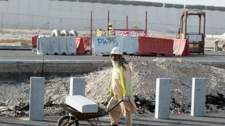Trabajador de infraestructuras construye estadio para Mundial 2022 