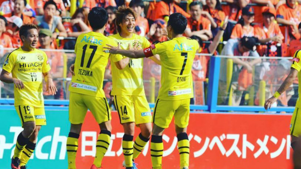 Ito festeja un gol con sus compañeros