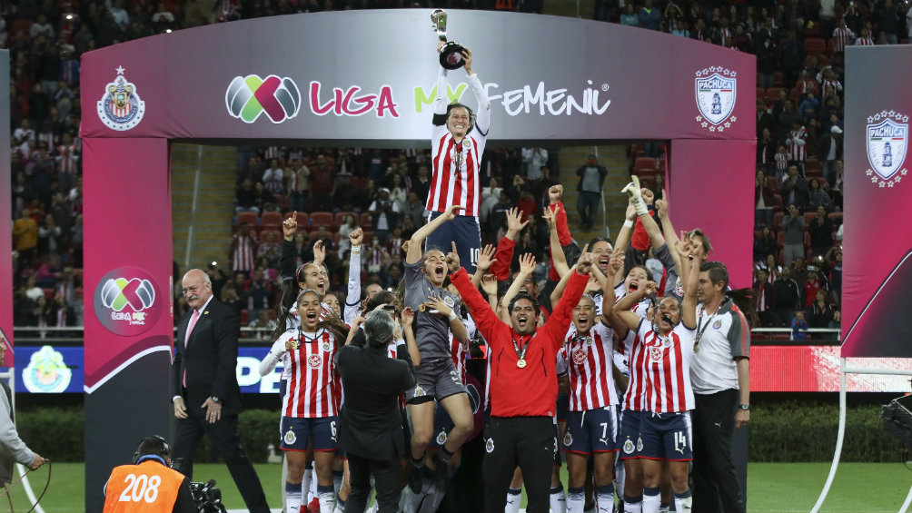 Jugadoras de Chivas celebran el título del A2017