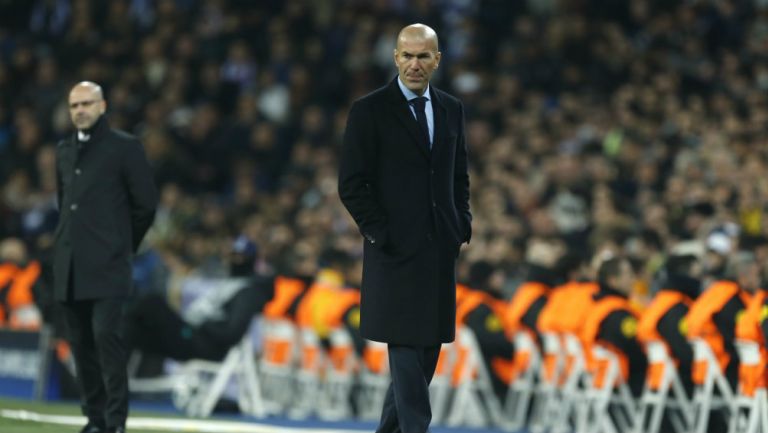 Zidane observa un juego del Real Madrid