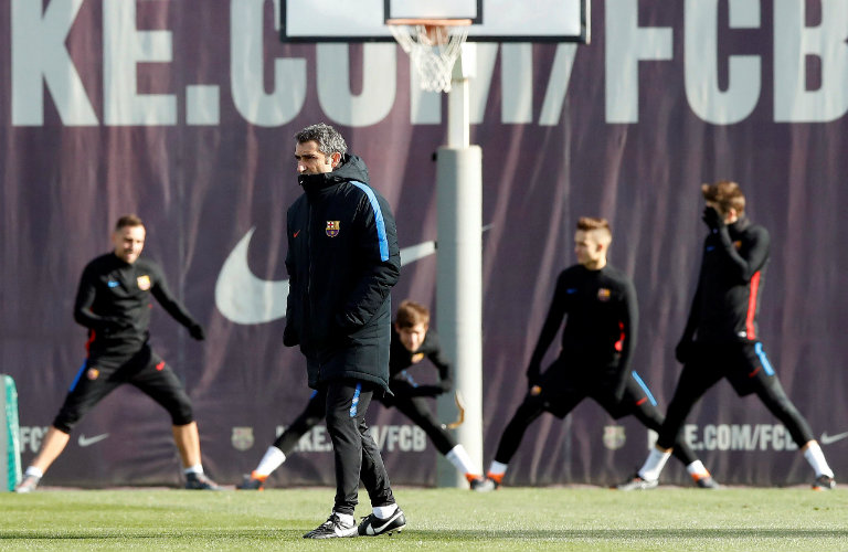 Ernesto Valverde, durante un entrenamiento con Barcelona