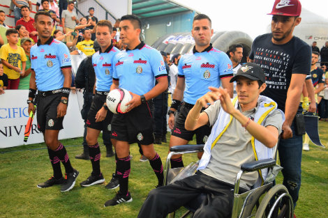 Ezequiel Orozco ingresa a la cancha en el Estadio Centenario