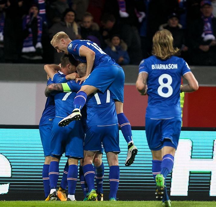 Jugadores de Islandia celebran un gol