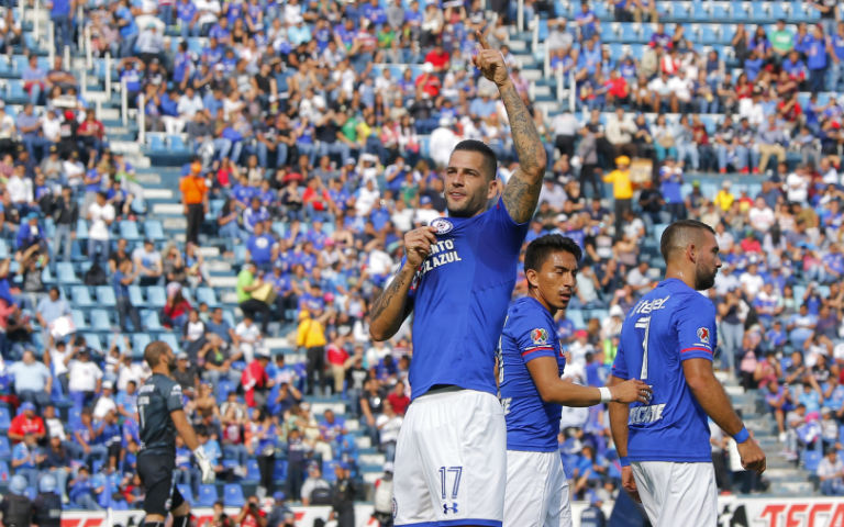 Edgar Mendez festeja gol contra Lobos en el Estadio Azul