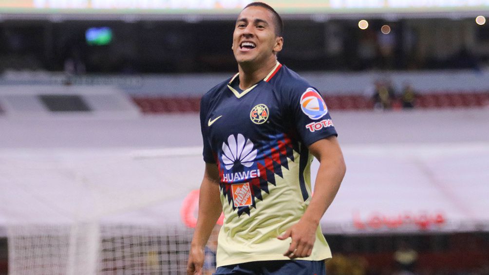 Cecilio Domínguez celebra un gol con América