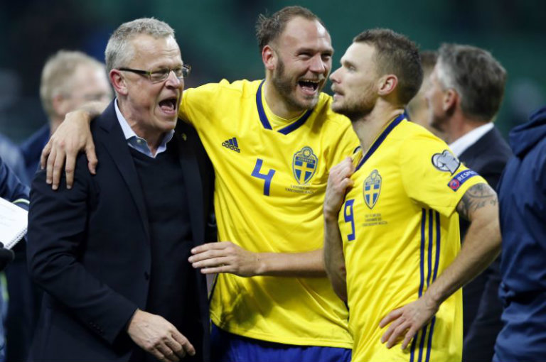 Janne Andersson sonríe junto a la selección de Suecia