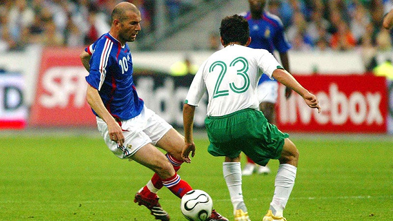 Luis Pérez marca a Zidane en un encuentro amistoso